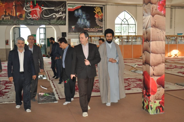 ادای احترام رئیس دانشگاه فرهنگیان کشور و همراهان به مقام والای شهیدان