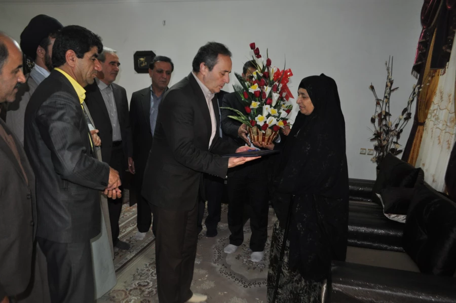 دیدار سرپرست دانشگاه فرهنگیان کشور از خانواده شهید شجاعت عوض زاده