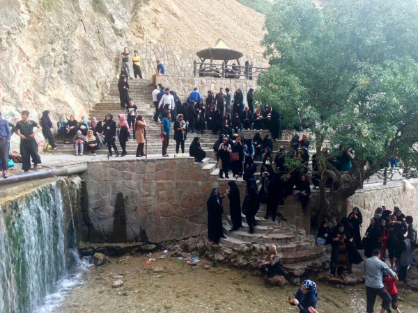 آبشار یاسوج؛ طبیعت گردی دانشجویان حاضر در جشنواره تئاتر و سرود