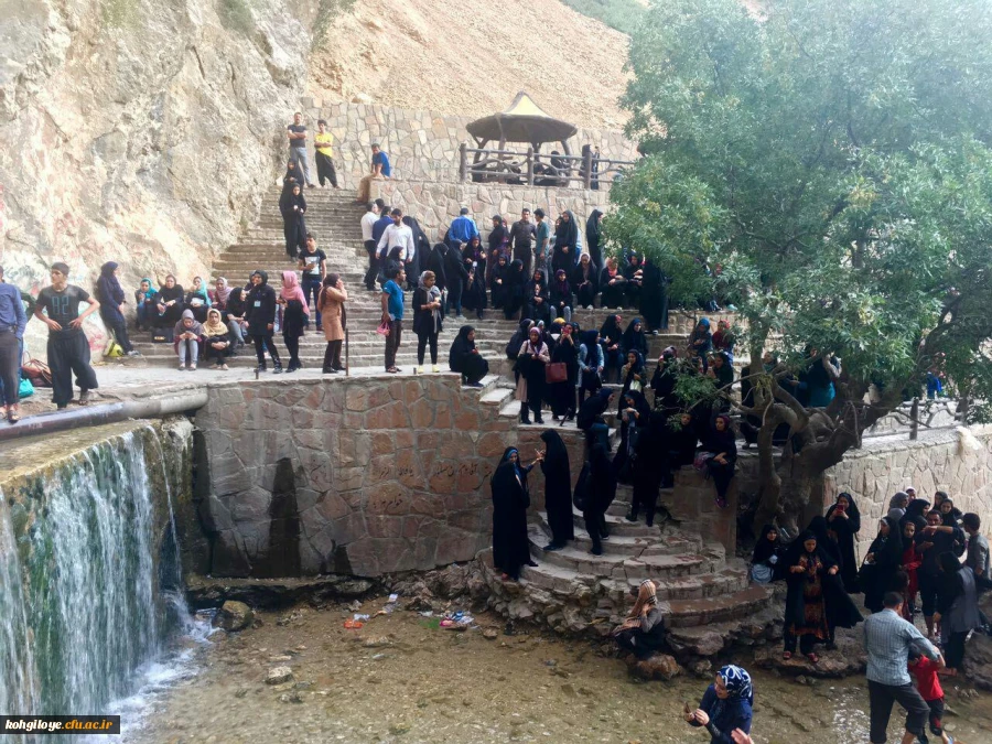 آبشار یاسوج؛ طبیعت گردی دانشجویان حاضر در جشنواره تئاتر و سرود