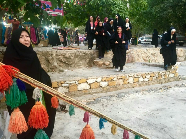 آبشار یاسوج؛ طبیعت گردی دانشجویان حاضر در جشنواره تئاتر و سرود