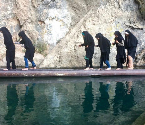 آبشار یاسوج؛ طبیعت گردی دانشجویان حاضر در جشنواره تئاتر و سرود