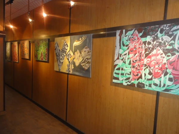 بازدید دانشجو معلمان دختر از نگارخانه