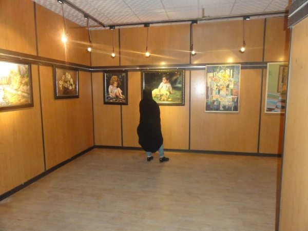 بازدید دانشجو معلمان دختر از نگارخانه