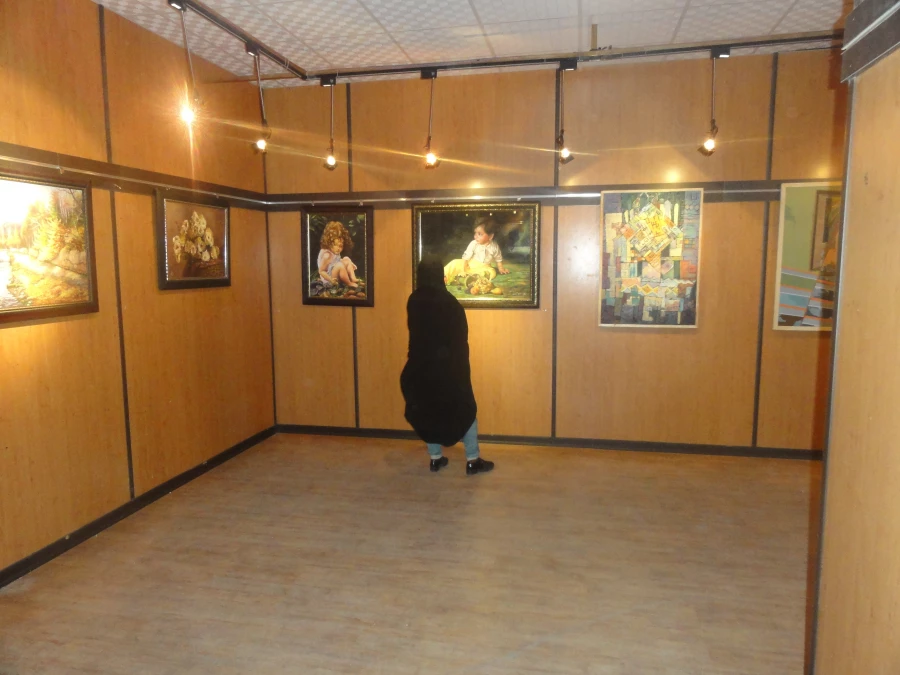 بازدید دانشجو معلمان دختر از نگارخانه