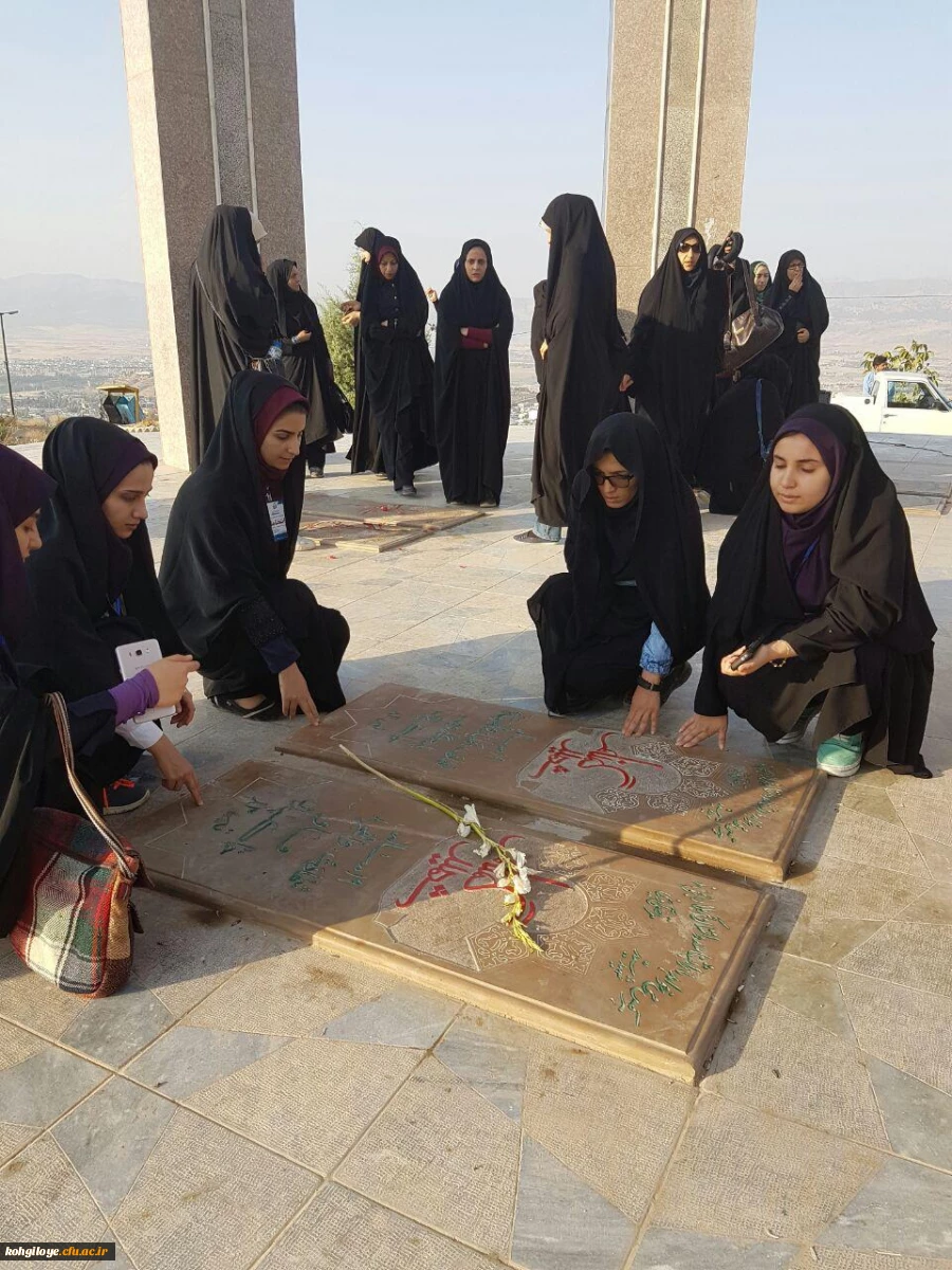 میثاق با شهدای گمنام؛ حضور مسئولان و دانشجویان دختر جشنواره سرود و تئاتر در تپه نورالشهداء یاسوج