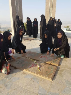 میثاق با شهدای گمنام؛ حضور مسئولان و دانشجویان دختر در تپه نور الشهدای یاسوج