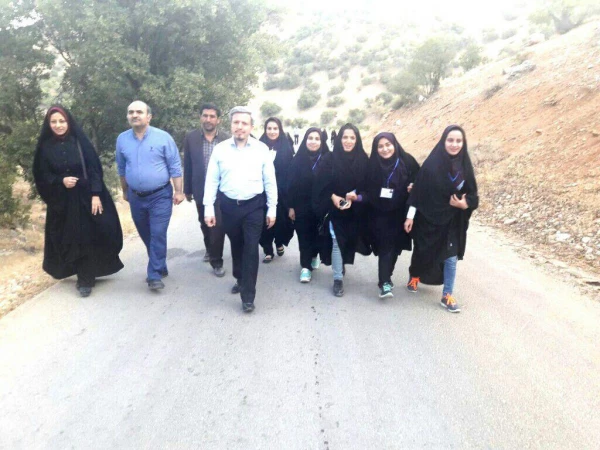 میثاق با شهدای گمنام؛ حضور مسئولان و دانشجویان دختر در تپه نور الشهدای یاسوج