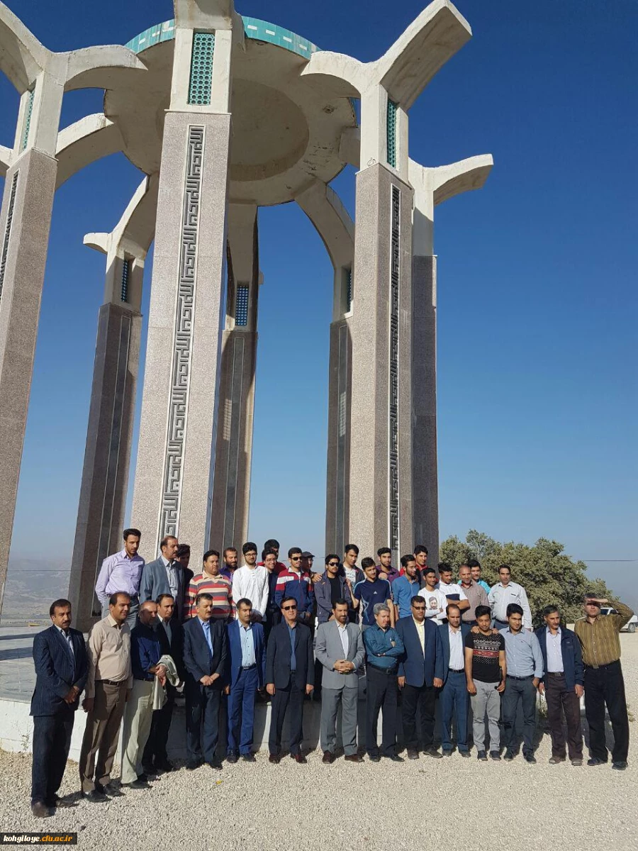 میثاق دانشجو معلمان پسر شرکت کننده در جشنواره تئاتر و سرود با شهدای گمنام