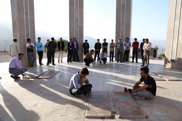 میثاق دانشجو معلمان پسر شرکت کننده در جشنواره تئاتر و سرود با شهدای گمنام