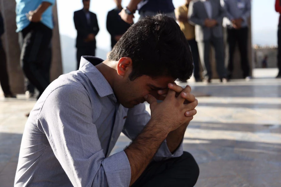 میثاق دانشجو معلمان پسر شرکت کننده در جشنواره تئاتر و سرود با شهدای گمنام