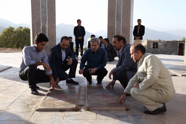 میثاق دانشجو معلمان پسر شرکت کننده در جشنواره تئاتر و سرود با شهدای گمنام