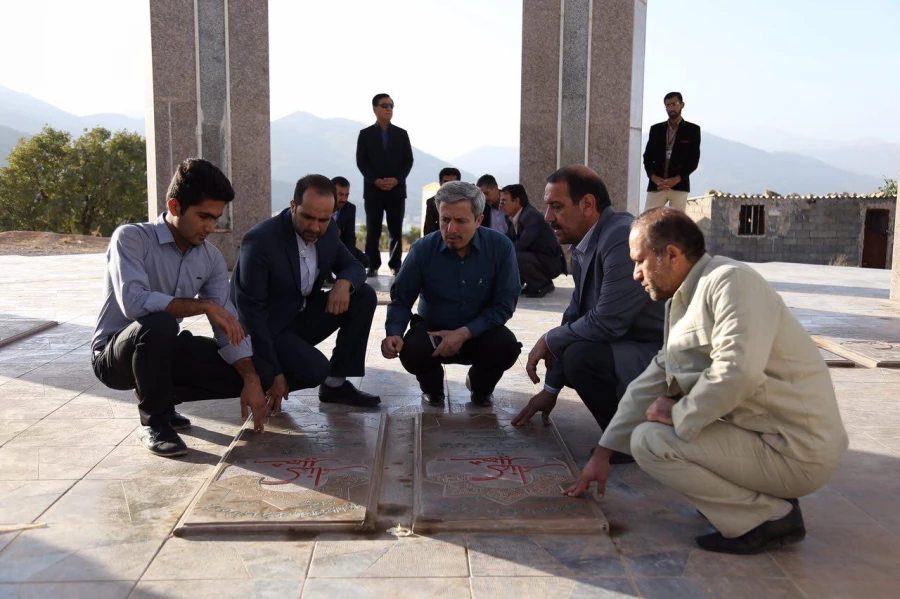 میثاق دانشجو معلمان پسر شرکت کننده در جشنواره تئاتر و سرود با شهدای گمنام