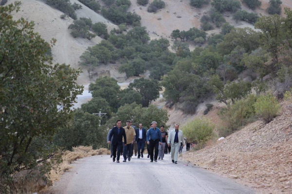 میثاق دانشجو معلمان پسر شرکت کننده در جشنواره تئاتر و سرود با شهدای گمنام