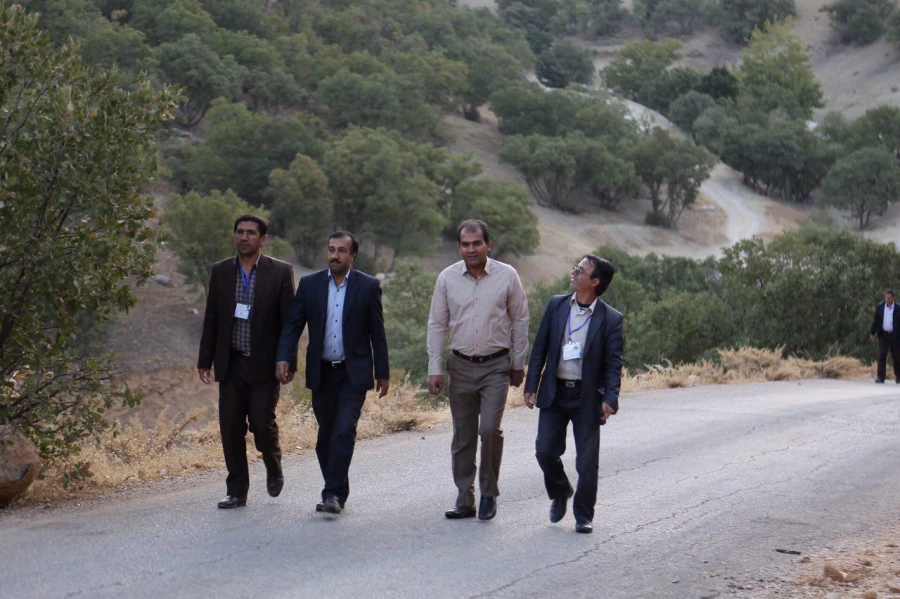 میثاق دانشجو معلمان پسر شرکت کننده در جشنواره تئاتر و سرود با شهدای گمنام