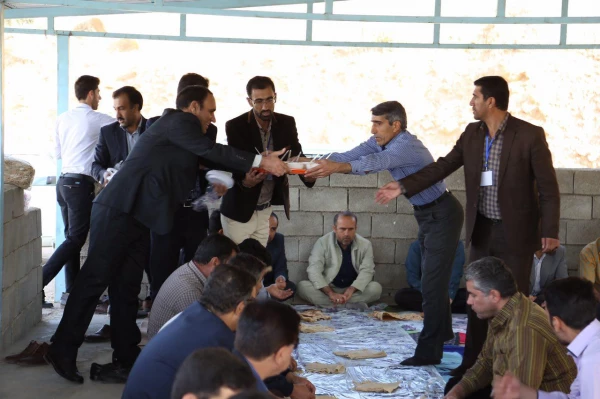 میثاق دانشجو معلمان پسر شرکت کننده در جشنواره تئاتر و سرود با شهدای گمنام