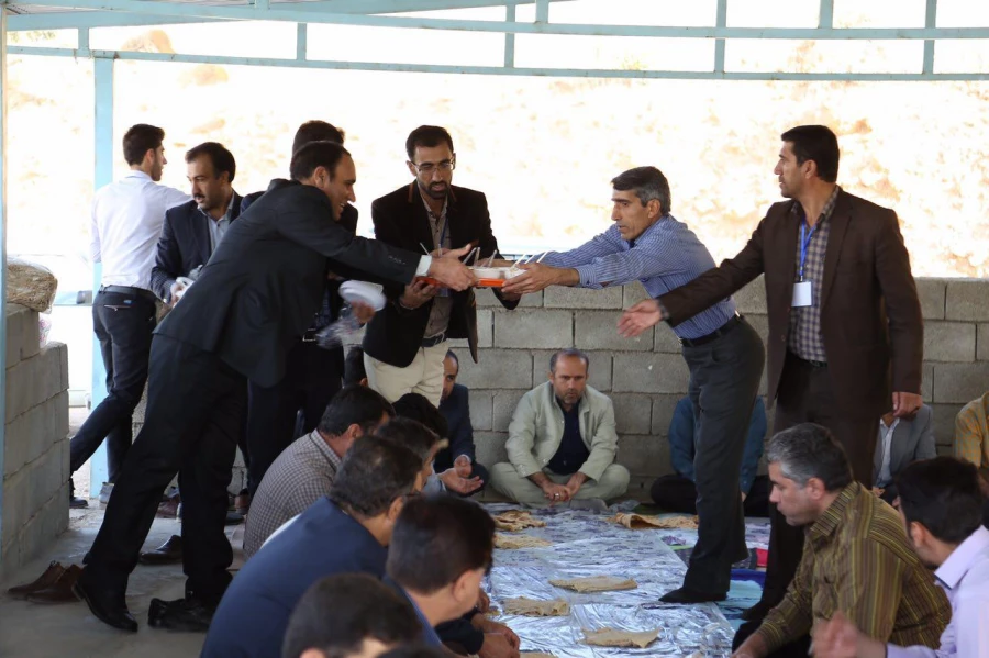 میثاق دانشجو معلمان پسر شرکت کننده در جشنواره تئاتر و سرود با شهدای گمنام