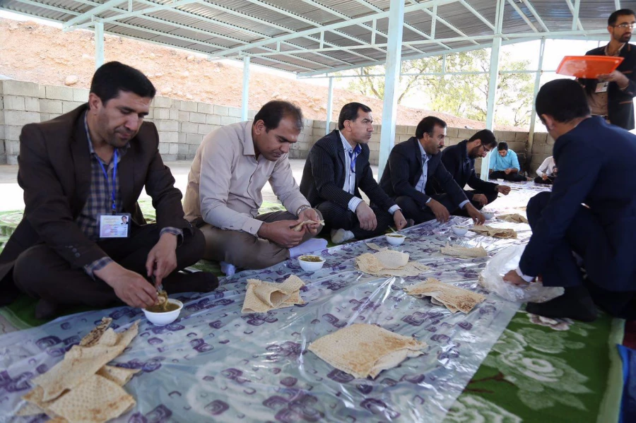 میثاق دانشجو معلمان پسر شرکت کننده در جشنواره تئاتر و سرود با شهدای گمنام