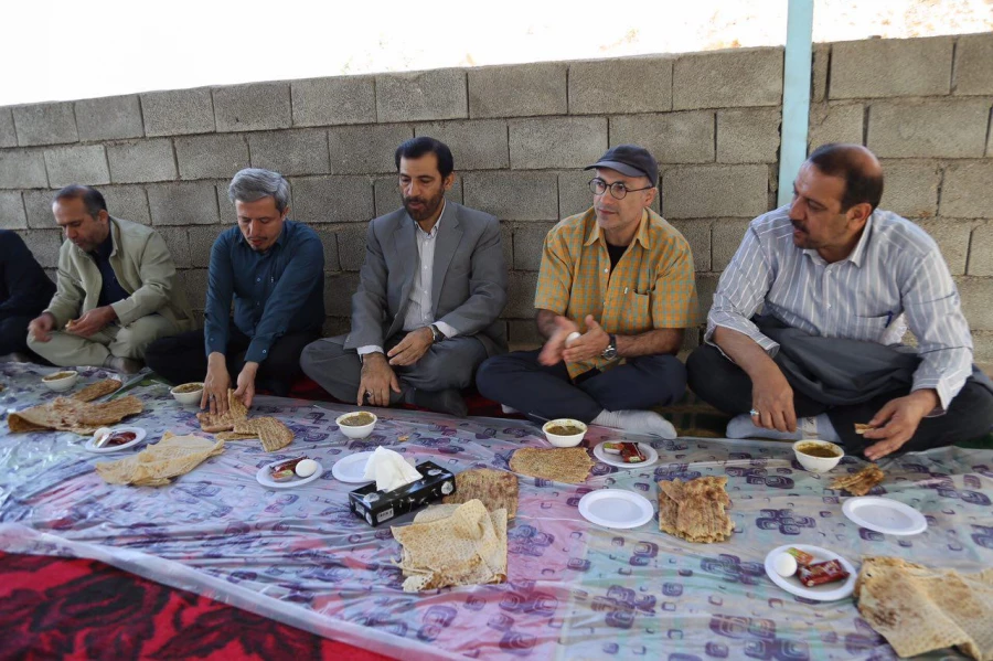 میثاق دانشجو معلمان پسر شرکت کننده در جشنواره تئاتر و سرود با شهدای گمنام