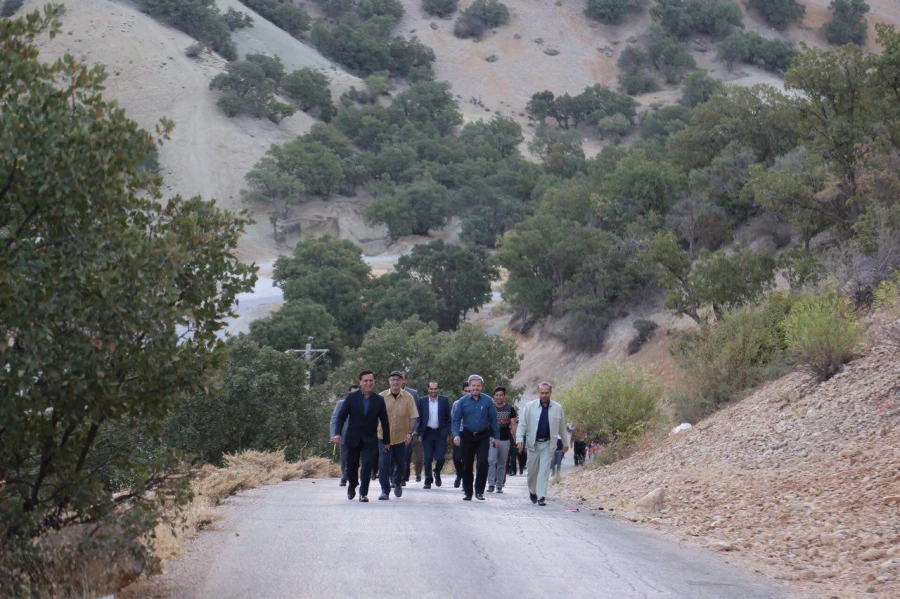 میثاق دانشجو معلمان پسر شرکت کننده در جشنواره تئاتر و سرود با شهدای گمنام