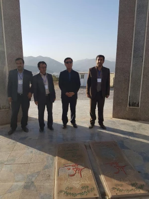 میثاق دانشجو معلمان پسر شرکت کننده در جشنواره تئاتر و سرود با شهدای گمنام