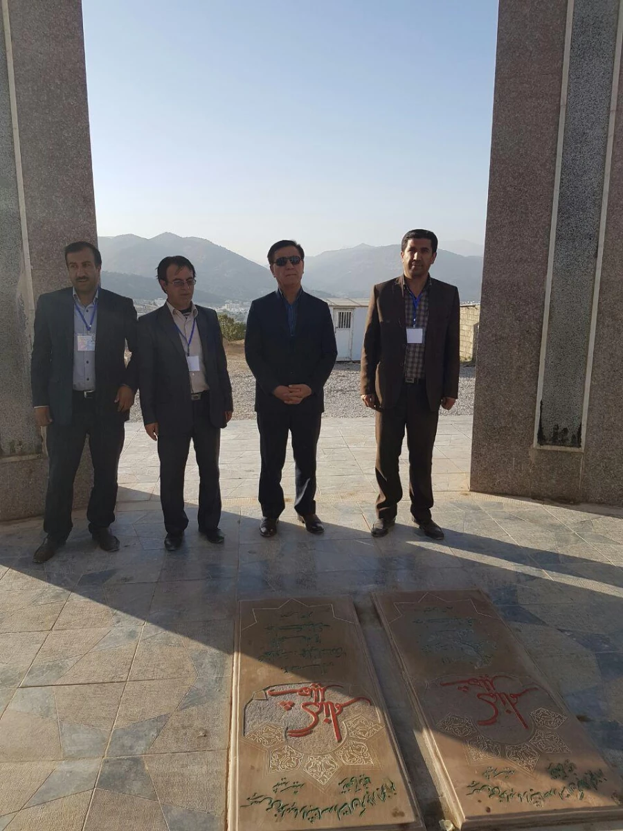 میثاق دانشجو معلمان پسر شرکت کننده در جشنواره تئاتر و سرود با شهدای گمنام