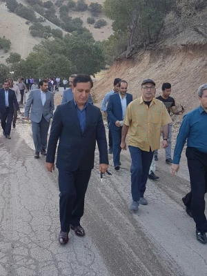 میثاق دانشجو معلمان پسر شرکت کننده در جشنواره تئاتر و سرود با شهدای گمنام