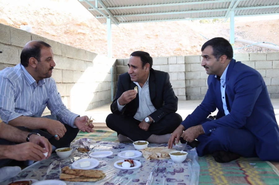 میثاق دانشجو معلمان پسر شرکت کننده در جشنواره تئاتر و سرود با شهدای گمنام