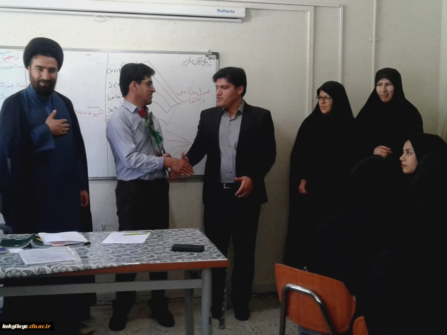 حضور در کلاس ها و اهدای شاخ گل به مناسبت روز معلم