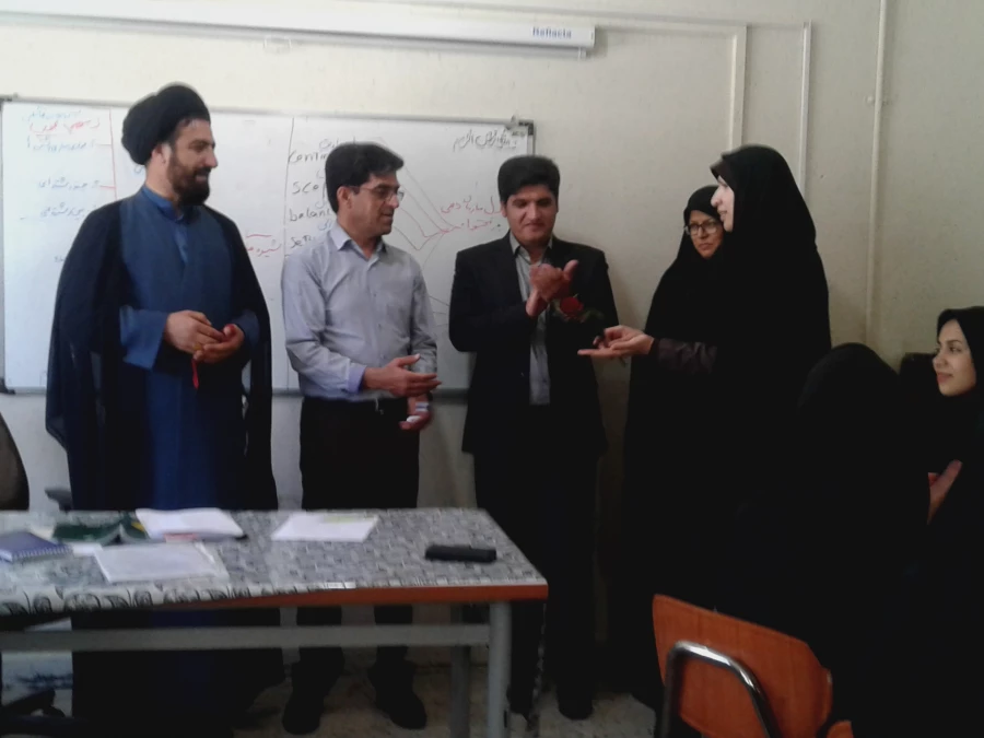 حضور در کلاس ها و اهدای شاخ گل به مناسبت روز معلم