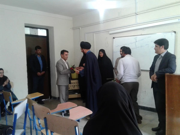 حضور در کلاس ها و اهدای شاخ گل به مناسبت روز معلم