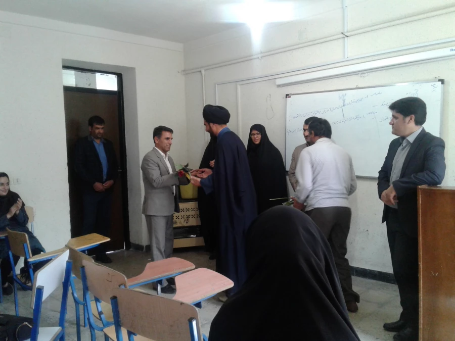 حضور در کلاس ها و اهدای شاخ گل به مناسبت روز معلم