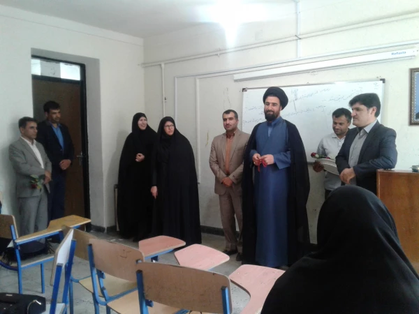 حضور در کلاس ها و اهدای شاخ گل به مناسبت روز معلم