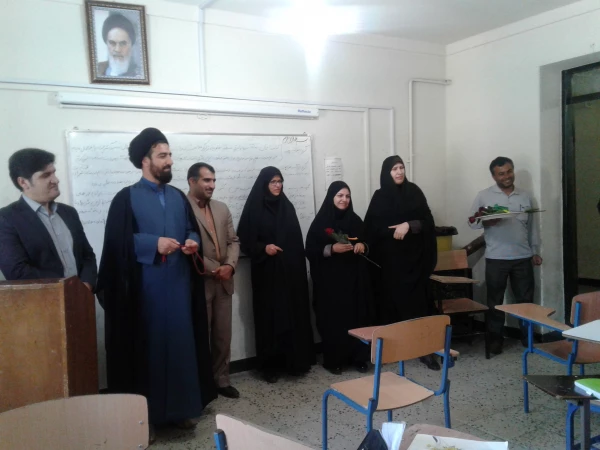 حضور در کلاس ها و اهدای شاخ گل به مناسبت روز معلم