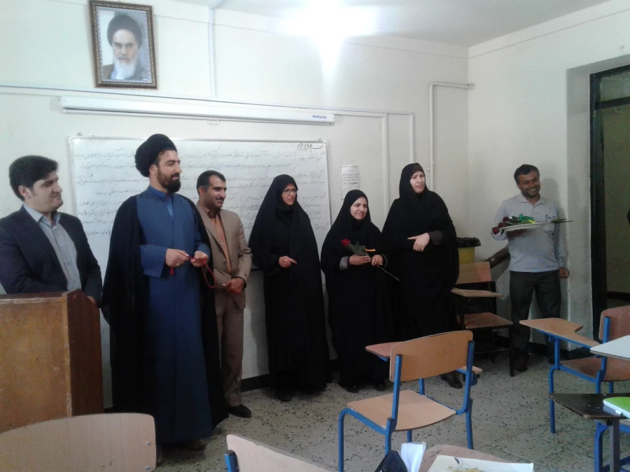 حضور در کلاس ها و اهدای شاخ گل به مناسبت روز معلم