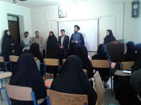 حضور در کلاس ها و اهدای شاخ گل به مناسبت روز معلم