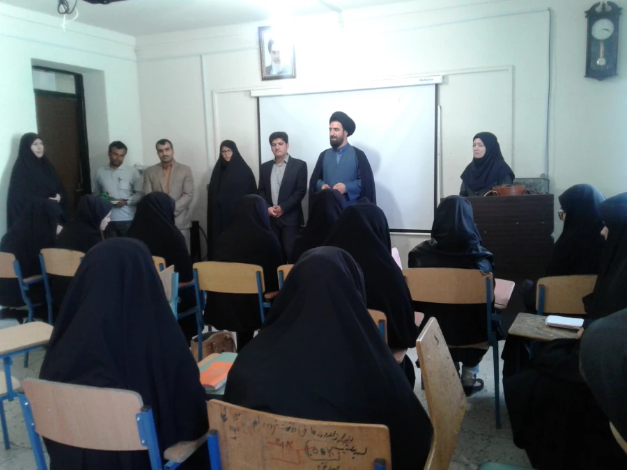 حضور در کلاس ها و اهدای شاخ گل به مناسبت روز معلم