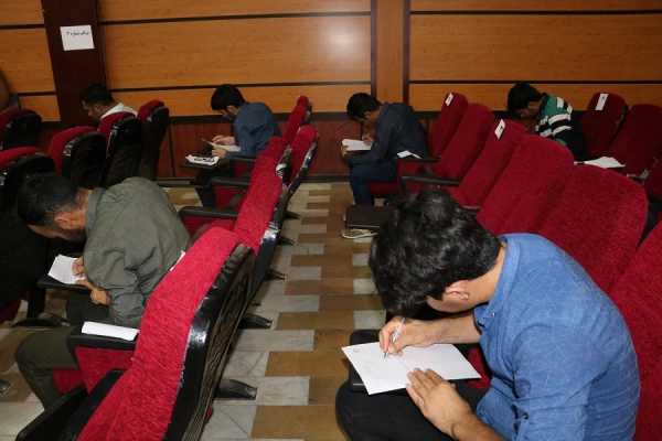 بازدید دکتر هاشمی از نحوه برگزاری امتحانات پردیس شهید ایزدپناه 3