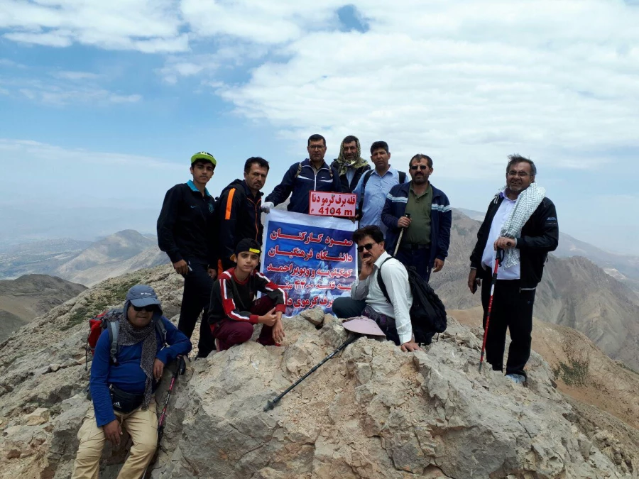صعود کارکنان دانشگاه فرهنگیان به قله برف کرموی دنا 3