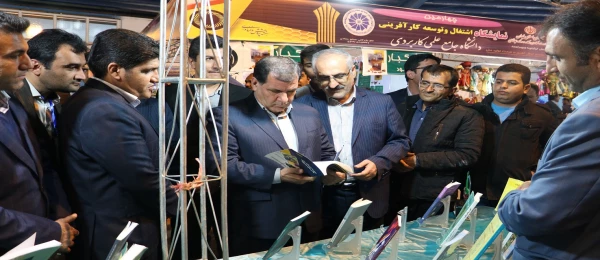 به مناسبت هفته پژوهش و برگزاری نمایشگاه پزوهش انجام شد:

بازدید استاندار و هیئت همراه از غرفه دانشگاه فرهنگیان استان 2