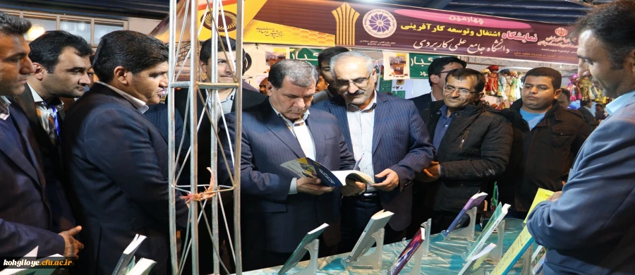 به مناسبت هفته پژوهش و برگزاری نمایشگاه پزوهش انجام شد:

بازدید استاندار و هیئت همراه از غرفه دانشگاه فرهنگیان استان 2