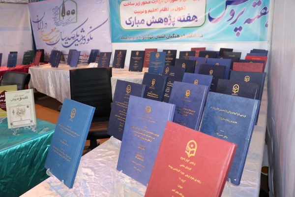 به مناسبت هفته پژوهش و برگزاری نمایشگاه پزوهش انجام شد:

بازدید استاندار و هیئت همراه از غرفه دانشگاه فرهنگیان استان 4