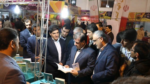 به مناسبت هفته پژوهش و برگزاری نمایشگاه پزوهش انجام شد:

بازدید استاندار و هیئت همراه از غرفه دانشگاه فرهنگیان استان 9