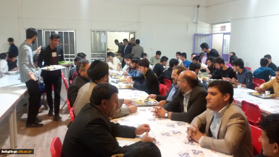 اعضای شورای مدیران دانشگاه فرهنگیان استان افطارخود را همراه با دانشجویان پردیس شهید ایزدپناه صرف نمودند. 3