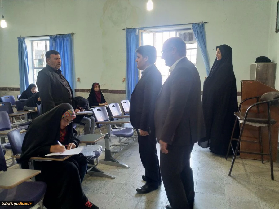 بازدید دکتر هاشمی از روند برگزاری آزمون های پایانی دانشجویان 4