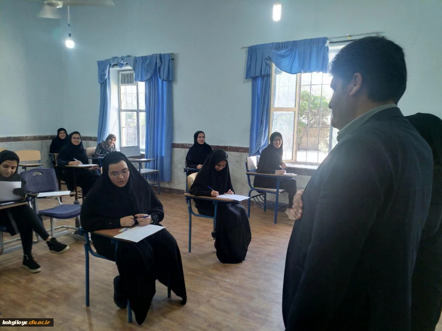 بازدید دکتر هاشمی از روند برگزاری آزمون های پایانی دانشجویان 6