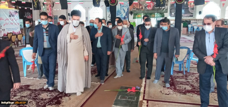 به مناسبت دهه فجر برگزار گردید:

غبارروبی گلزار شهدای استان توسط کارکنان دانشگاه فرهنگیان 2