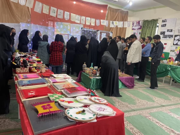 نمایشگاه دست ساخت های دانش آموزان 7