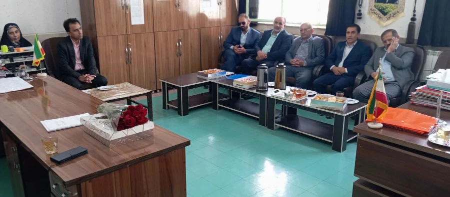 تقدیر از مدیران و معلمان راهنمای مدارس مجری کارورزی  3