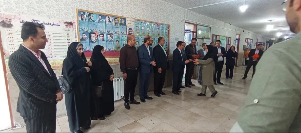 تقدیر از مدیران و معلمان راهنمای مدارس مجری کارورزی  8